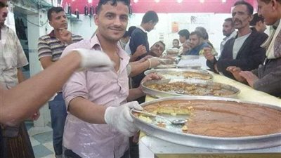 كان هناك شاب يعمل بمحل حلويات 