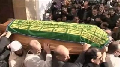 النعش كان ثابت مش راضى يدخل المسجد 