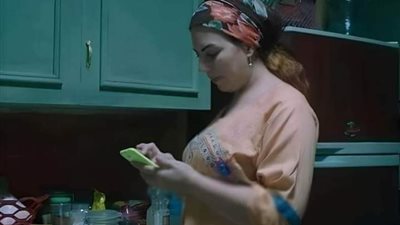 أخذ هاتف زوجته المشابه لهاتفه دون قصد