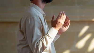 رجل لا يصلى سال رجل يصلى 