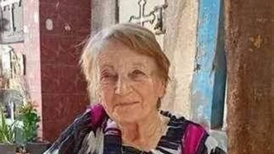 هذه العجوز الحسناء ابنة فنان شهير من الزمن الجميل.. من هي؟