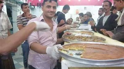 كان هناك شاب يعمل فى محل للحلويات الشعبيه 