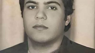 هذا الشاب أصبح فنان شهير راحل.. خمن من هو؟
