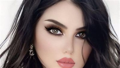 المراه وماكينه الخياطه