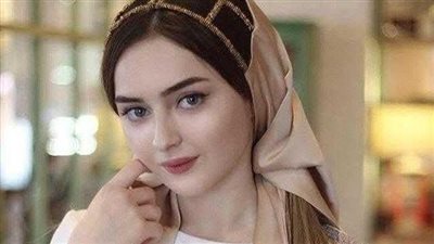 المراه وماكينه الخياطه