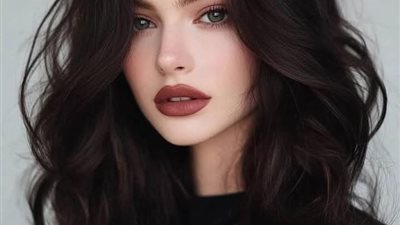 المراه وماكينه الخياطه