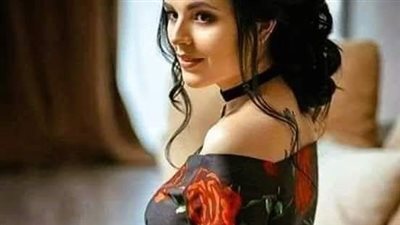 المراه وماكينه الخياطه