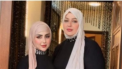 المراه وماكينه الخياطه