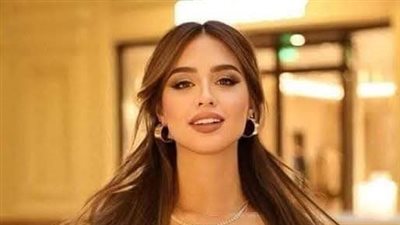 المراه وماكينه الخياطه