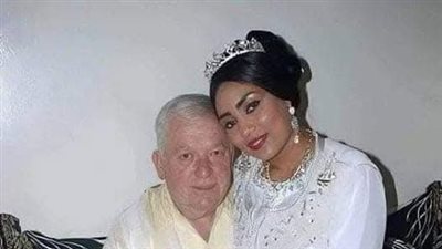 المراه وماكينه الخياطه