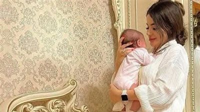 المراه وماكينه الخياطه