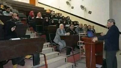 نقاش بين أستاذ وفتاة في احدى الجامعات