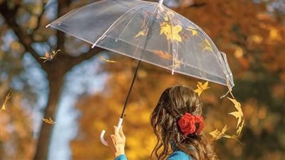 المراه وماكينه الخياطه