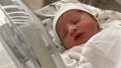 طفل وحيد في الصحراء