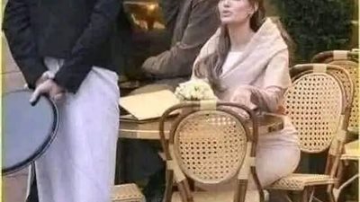 قصه قصيره الفتاة جالسة كعادتها